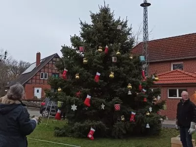 Weihnachtsmarkt in Idensen – Die Dorftanne ist geschmückt