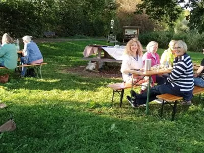 Zwiebelkuchen und Federweißer im Garten der Sinne