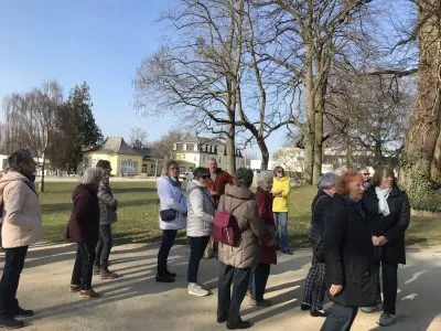 LandFrauen auf einem  historischen Streifzug durch den Kurpark Bad Nenndorf