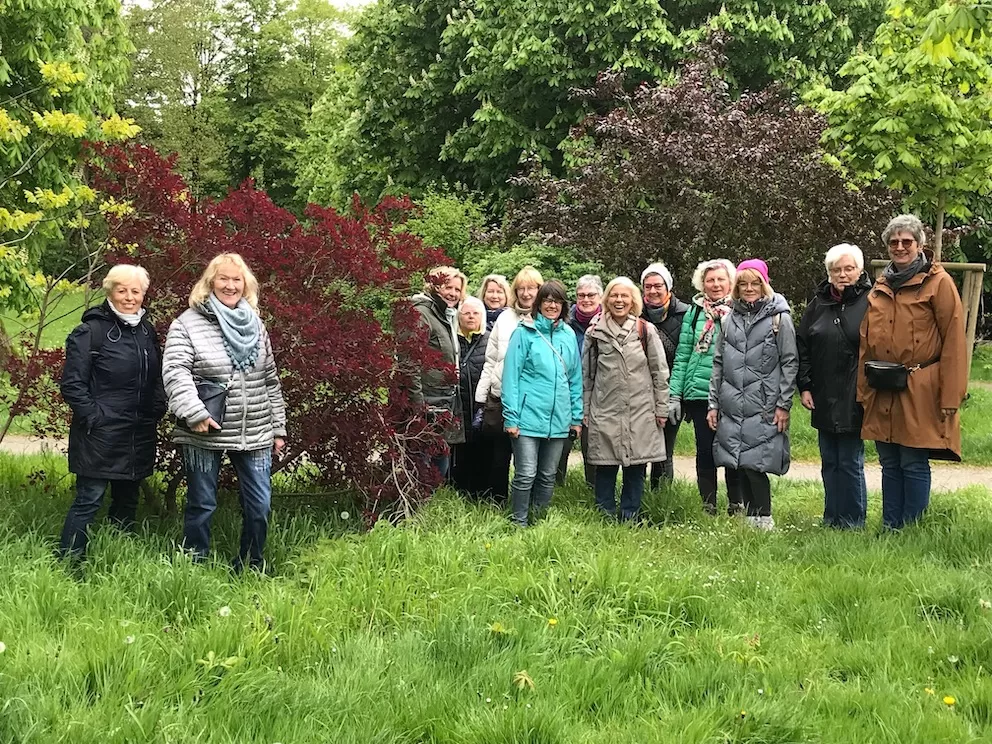 LandFrauen aus Rodenberg und Umgebung erleben Kräuterführung im Hinüberschen Garten