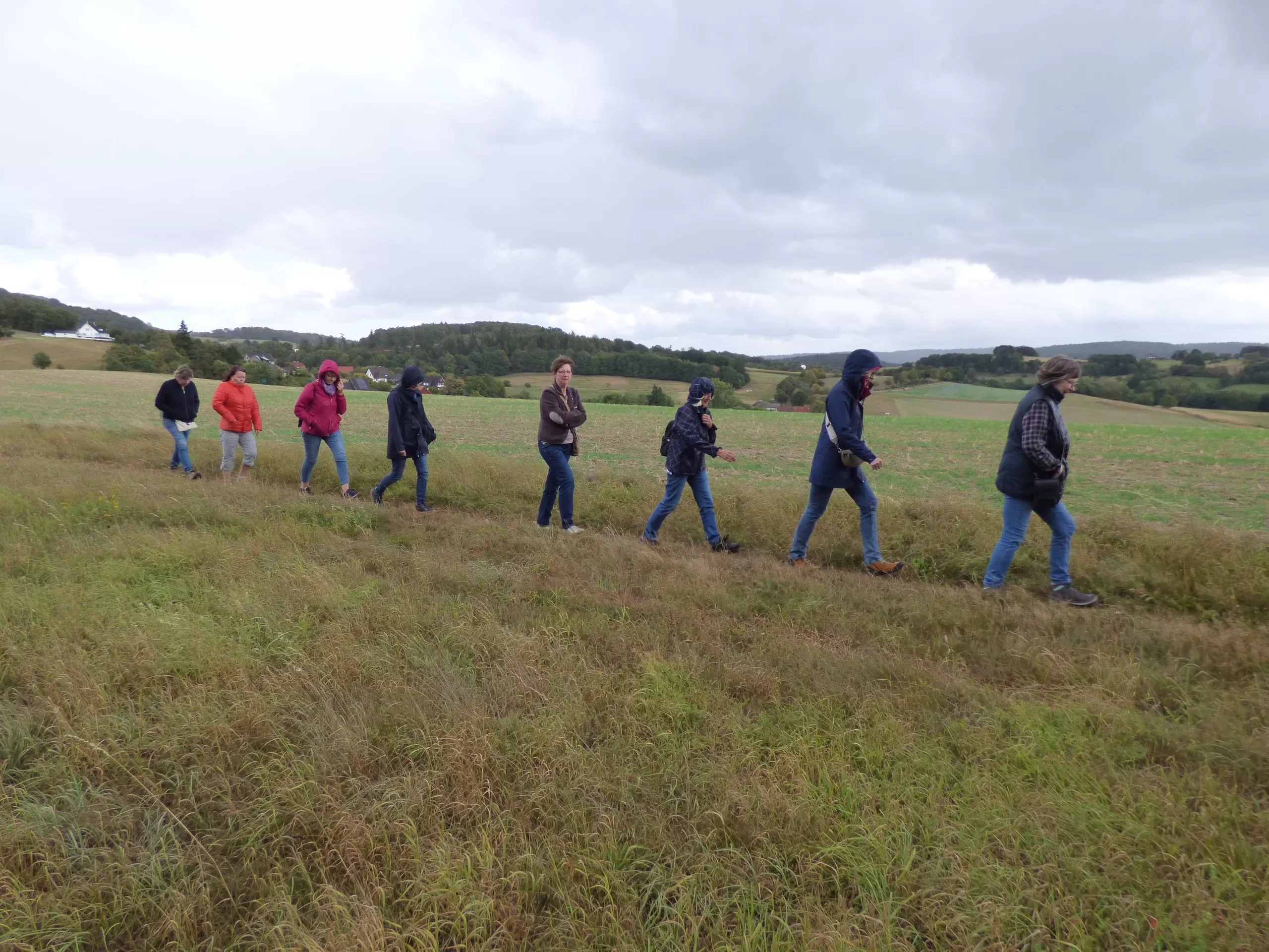 LandFrauen wandern in den Herbst