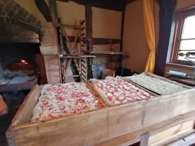 Pizzen im alten Backhaus gebacken